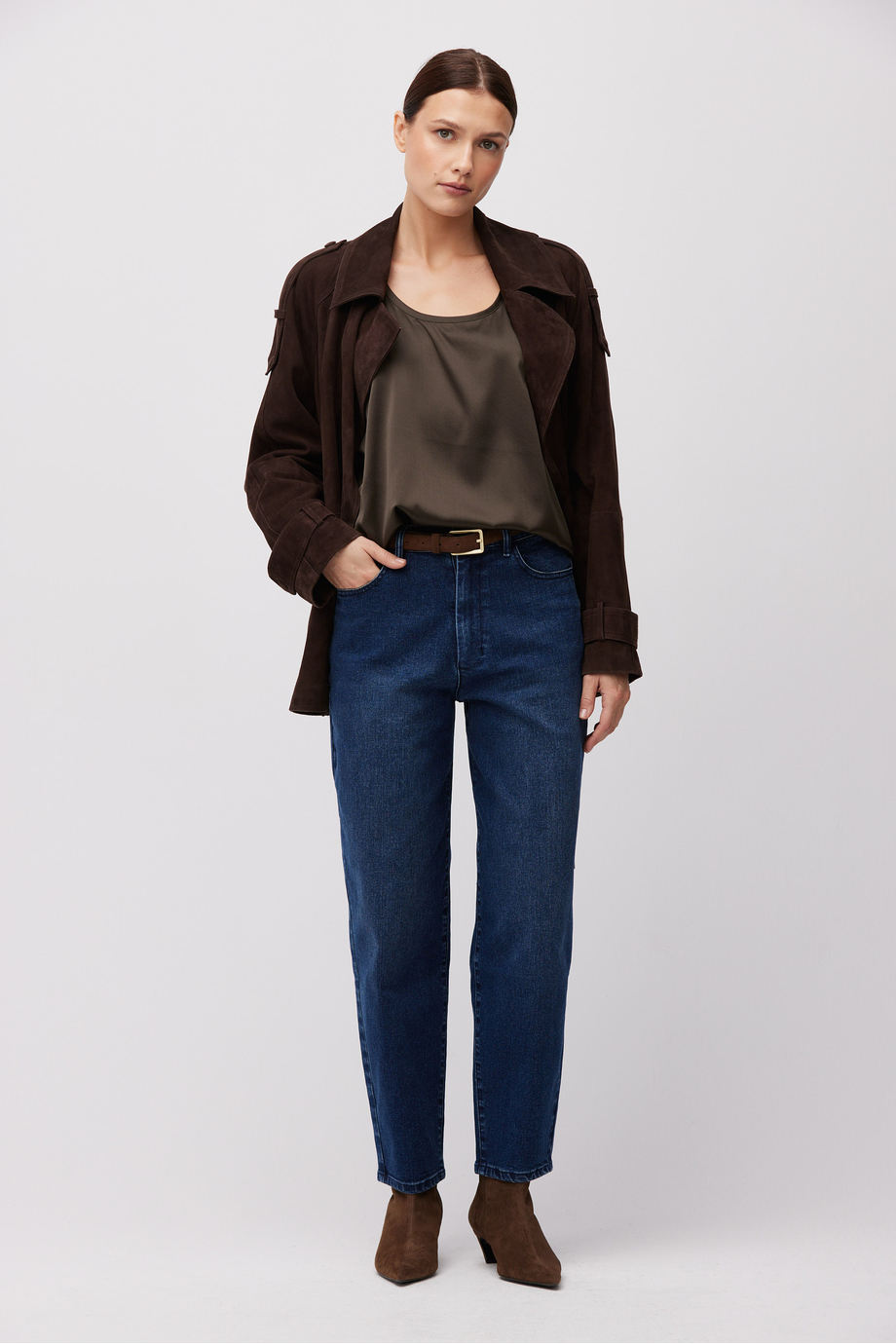 Dunkelblaue Barrel-Jeans mit hohem Bund Dunkelblaue Barrel-Jeans mit hohem Bund