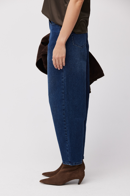 Dunkelblaue Barrel-Jeans mit hohem Bund Dunkelblaue Barrel-Jeans mit hohem Bund
