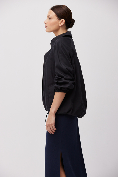 Schwarze Bomberjacke mit Seide Schwarze Bomberjacke mit Seide