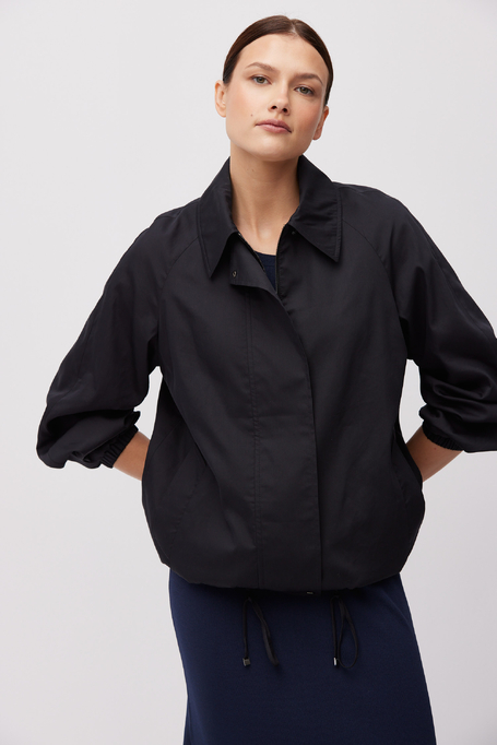 Schwarze Bomberjacke mit Seide