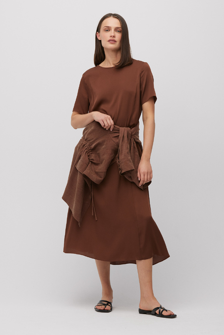 Braunes Kleid aus Seide braun