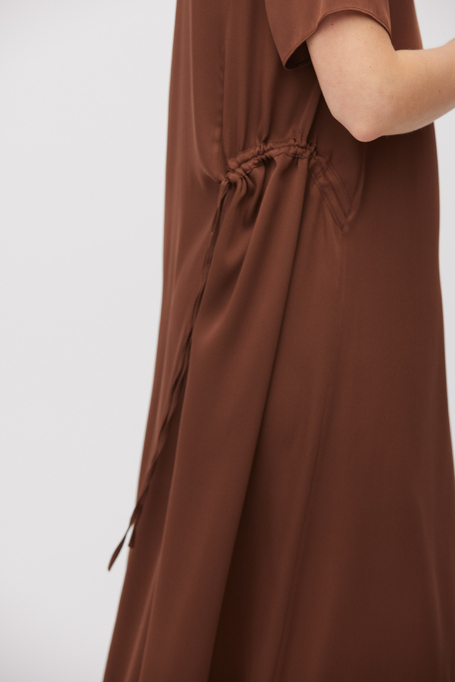 Braunes Kleid aus Seide braun Braunes Kleid aus Seide braun