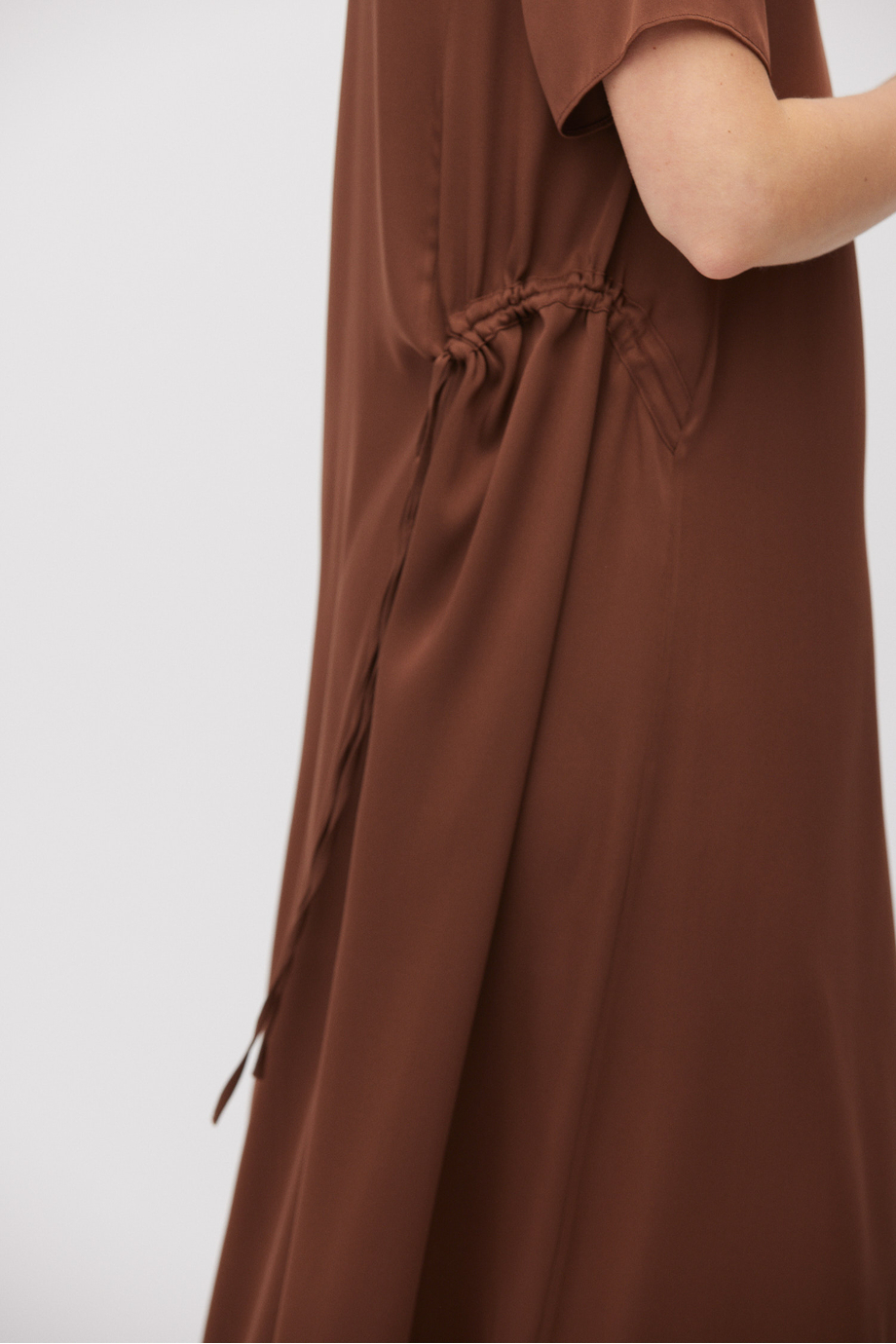 Braunes Kleid aus Seide braun Braunes Kleid aus Seide braun