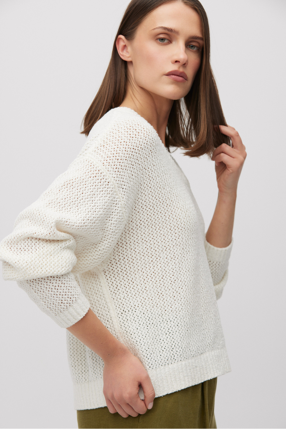 Weißer Ajour-Pullover mit V-Ausschnitt weiß Weißer Ajour-Pullover mit V-Ausschnitt weiß