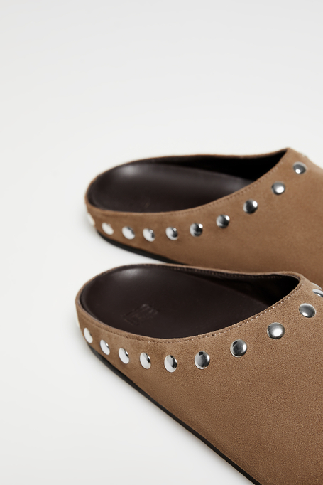 Braune Wildleder-Pantoletten mit Nieten - Patrizia Aryton
