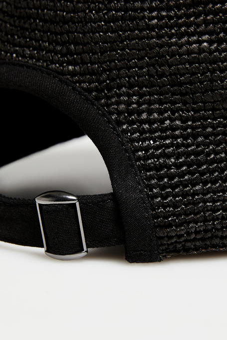 Schwarze Kappe mit Schirm aus Raffia