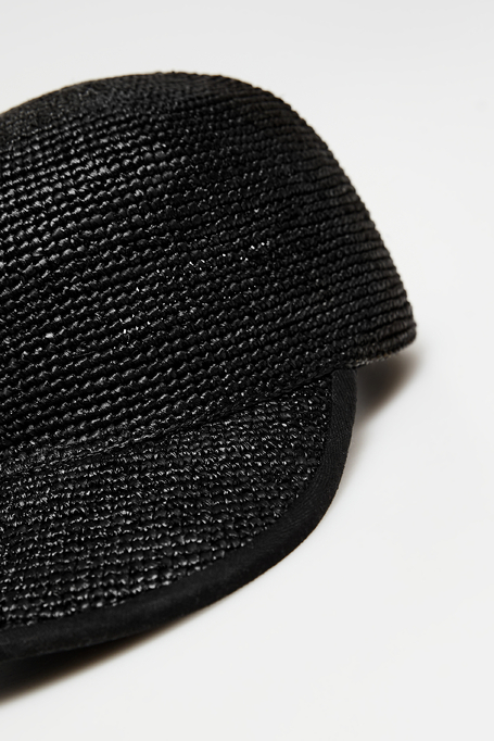 Schwarze Kappe mit Schirm aus Raffia
