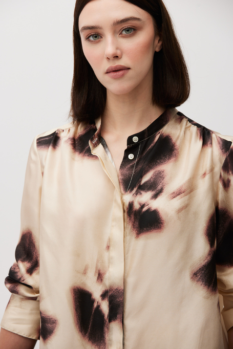 Lockere Seidenbluse mit Muster