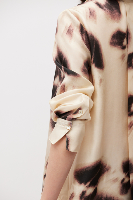 Lockere Seidenbluse mit Muster