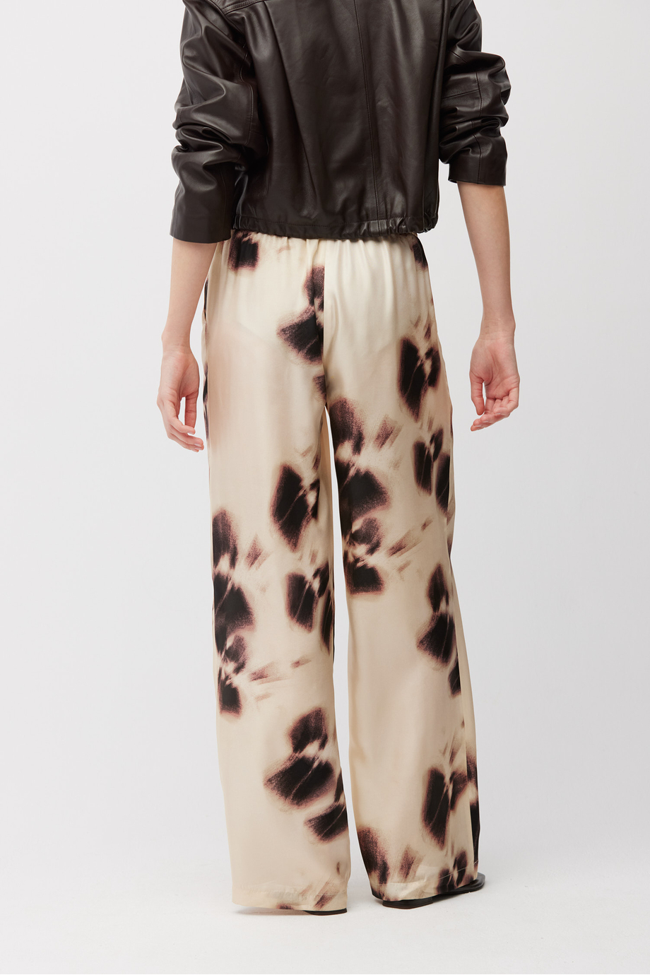 Weite Seidenhose mit Muster Weite Seidenhose mit Muster