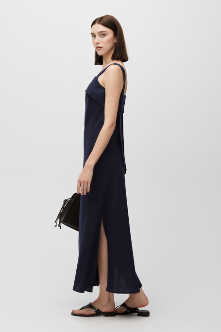 Dunkelblaue Leinenkleid mit seitlichen Schlitzen