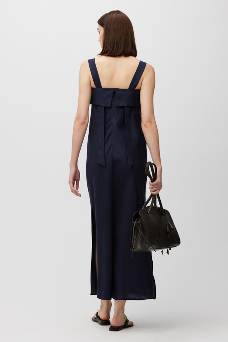 Dunkelblaue Leinenkleid mit seitlichen Schlitzen