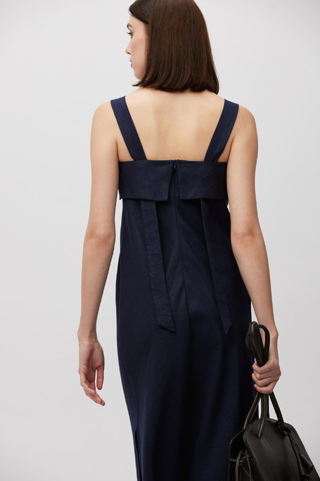 Dunkelblaue Leinenkleid mit seitlichen Schlitzen