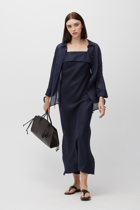 Dunkelblaue Leinenkleid mit seitlichen Schlitzen