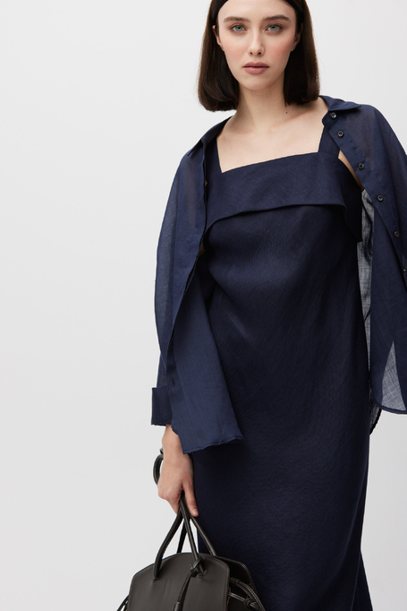 Dunkelblaue Leinenkleid mit seitlichen Schlitzen