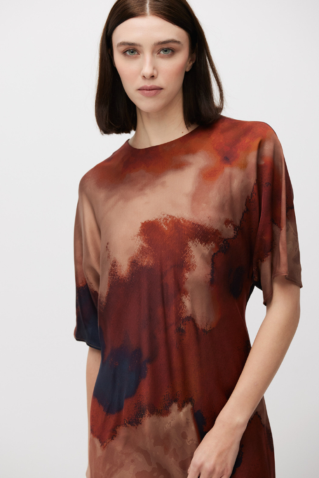 Tailliertes Kleid mit Muster aus Viskose