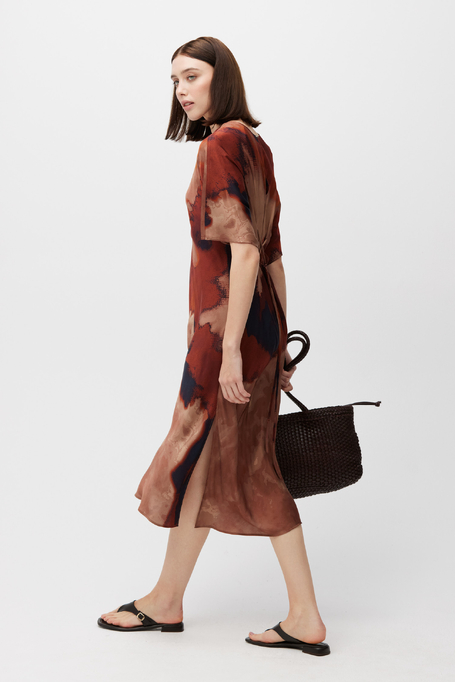 Tailliertes Kleid mit Muster aus Viskose