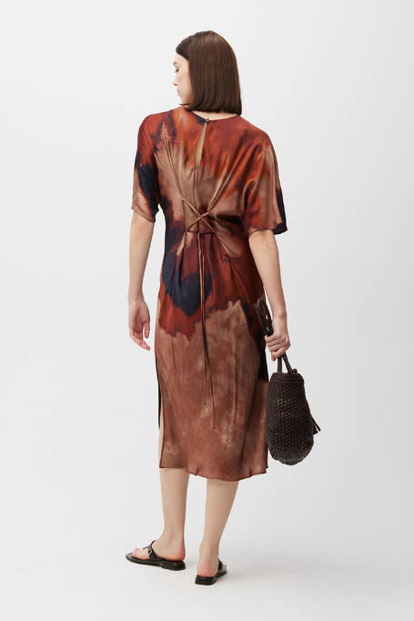 Tailliertes Kleid mit Muster aus Viskose