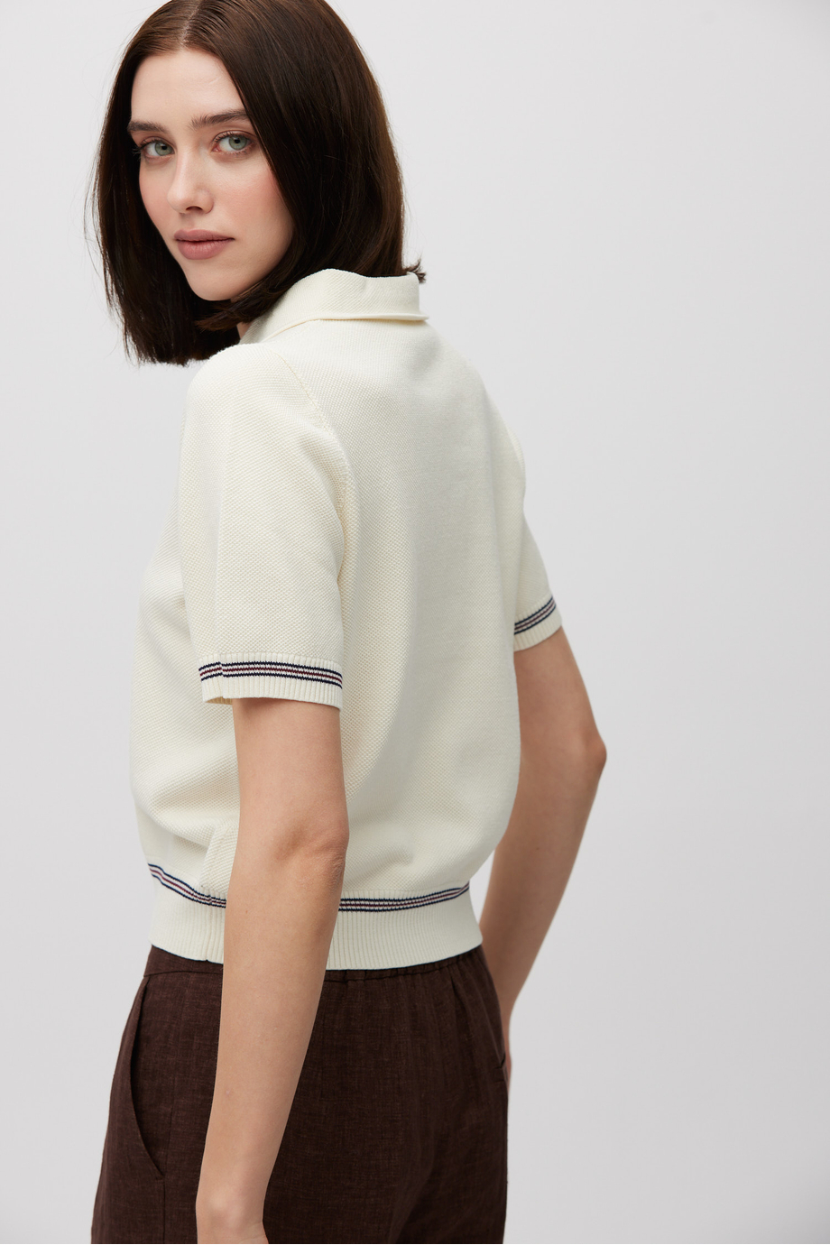 Cremefarbene Bluse aus Baumwolle mit Polokragen Cremefarbene Bluse aus Baumwolle mit Polokragen