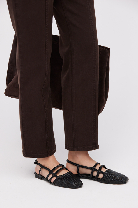 Schwarze Slingback-Schuhe aus geflochtenem Leder