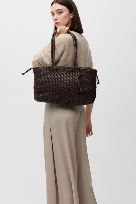 Braune Tasche aus geflochtenem Leder