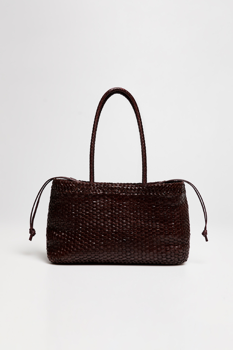 Braune Tasche aus geflochtenem Leder