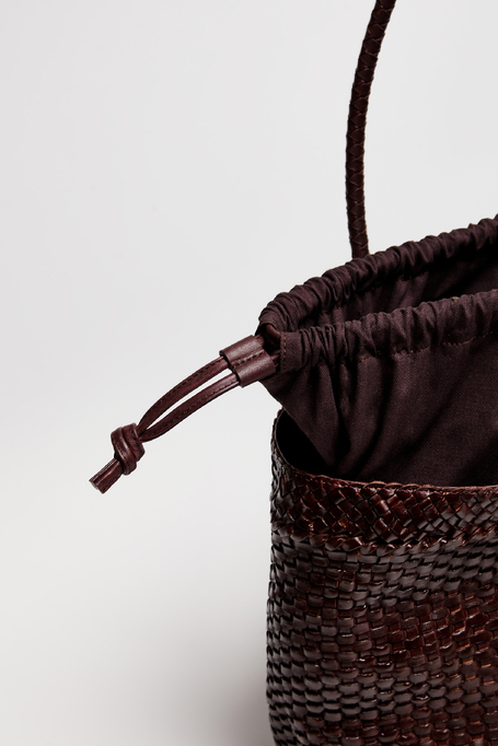 Braune Tasche aus geflochtenem Leder