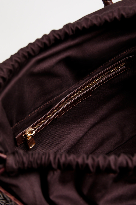 Braune Tasche aus geflochtenem Leder