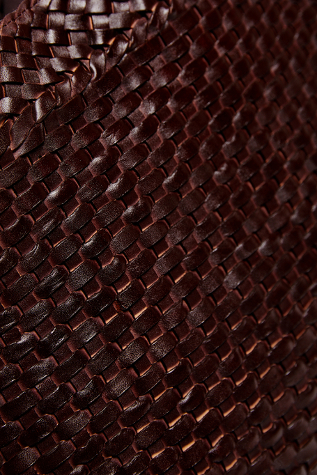 Braune Tasche aus geflochtenem Leder