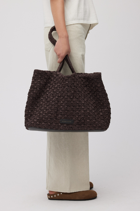 Braune geflochtene Shopper-Tasche