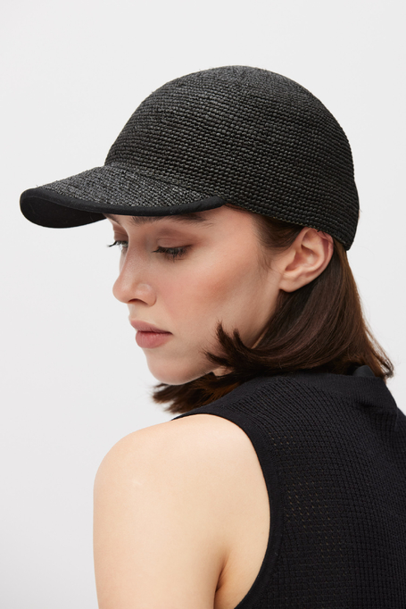 Schwarze Kappe mit Schirm aus Raffia
