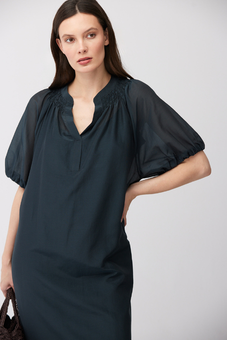 Lockeres smaragdgrünes Kleid mit Seide