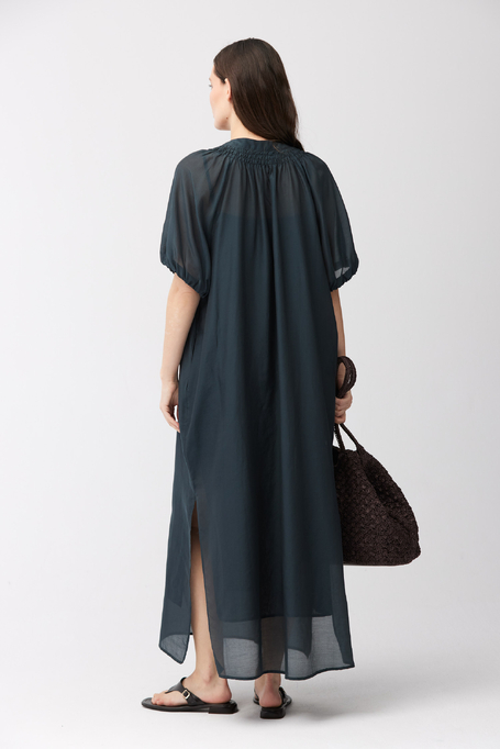 Lockeres smaragdgrünes Kleid mit Seide