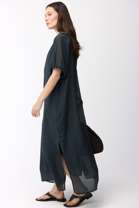 Lockeres smaragdgrünes Kleid mit Seide