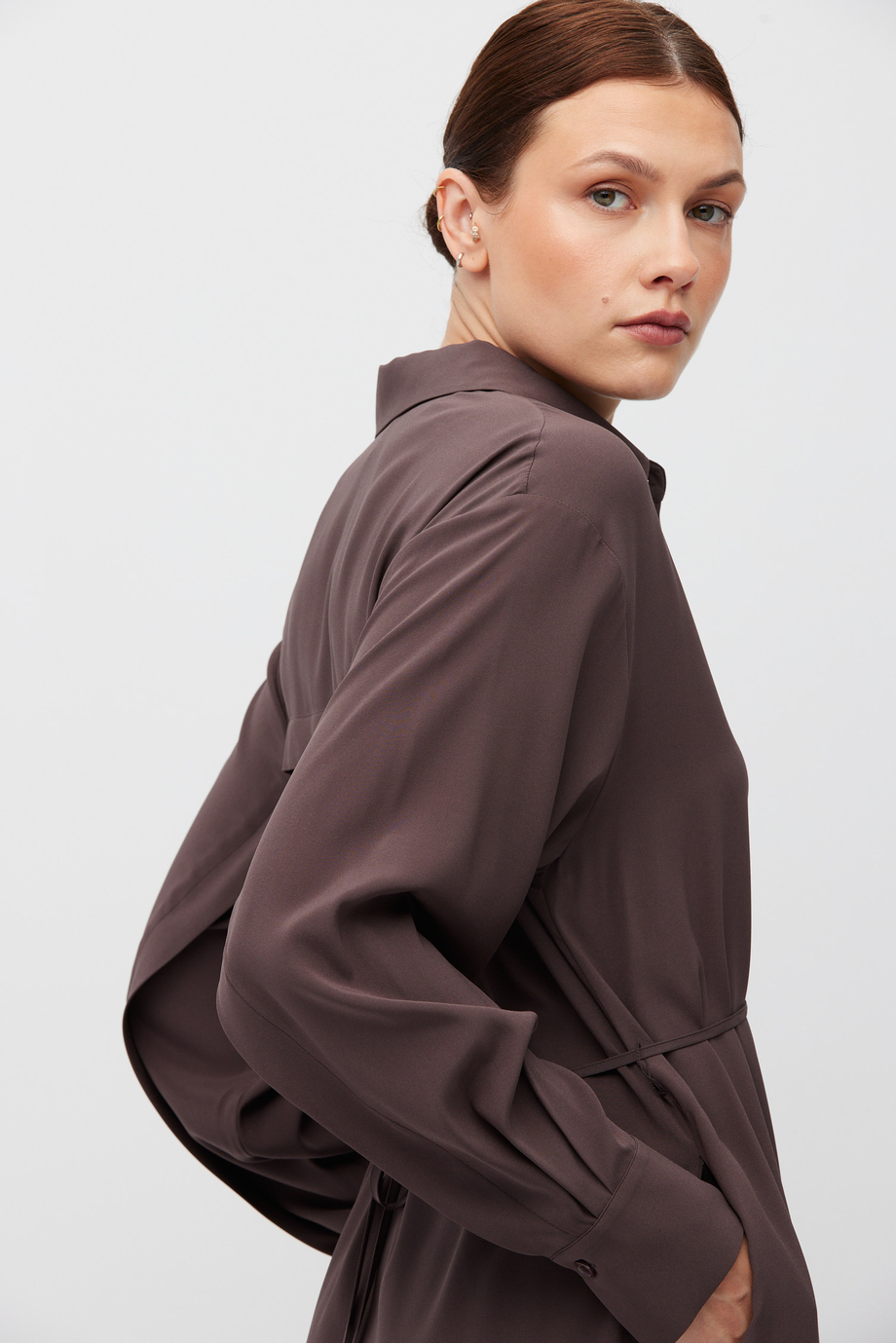 Midi-Kleid aus schokoladenfarbener Seide - Patrizia Aryton Midi-Kleid aus schokoladenfarbener Seide - Patrizia Aryton