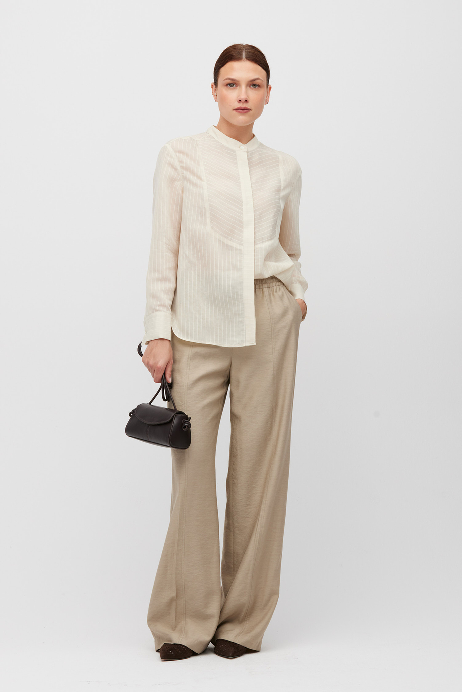 Beige Bluse mit Stehkragen Beige Bluse mit Stehkragen