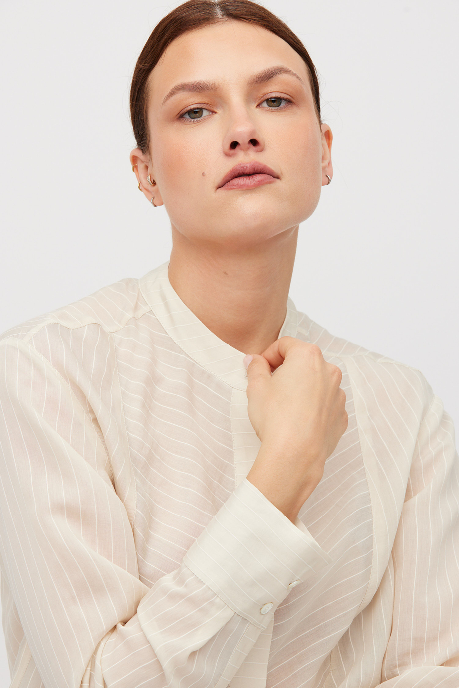 Beige Bluse mit Stehkragen Beige Bluse mit Stehkragen