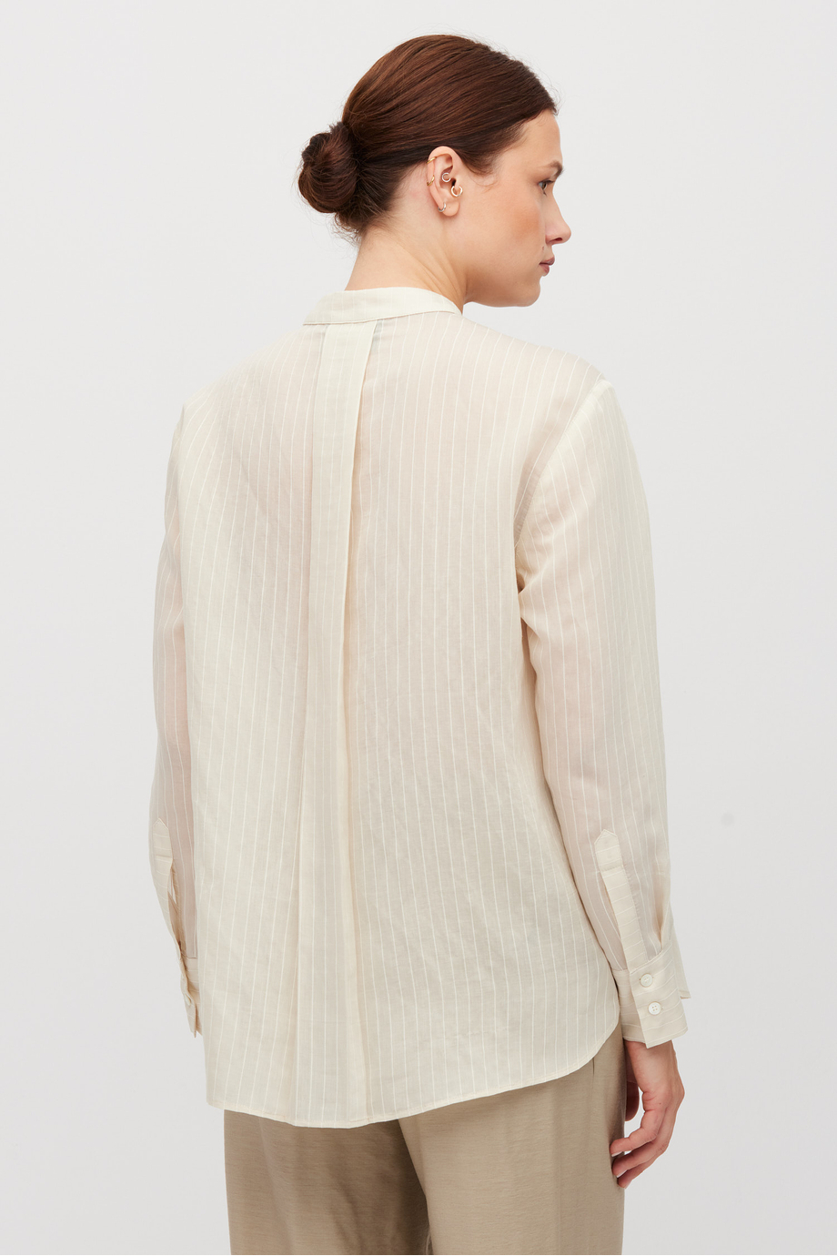 Beige Bluse mit Stehkragen Beige Bluse mit Stehkragen