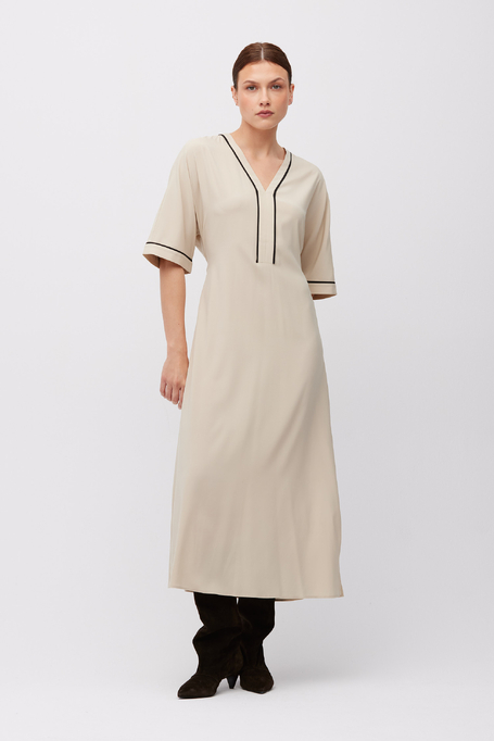 Beige Seidenkleid mit Kontrastnaht