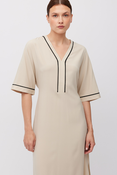Beige Seidenkleid mit Kontrastnaht