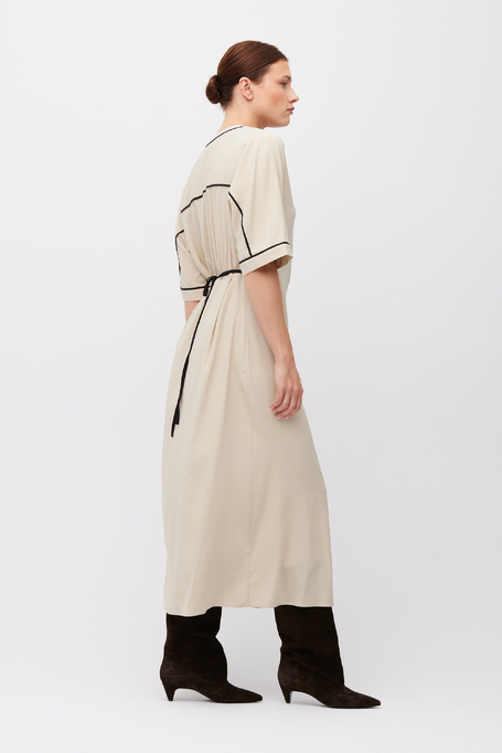 Beige Seidenkleid mit Kontrastnaht