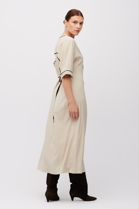 Beige Seidenkleid mit Kontrastnaht