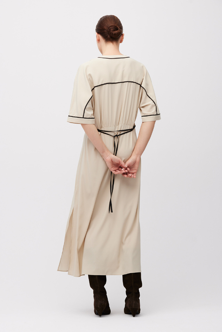 Beige Seidenkleid mit Kontrastnaht