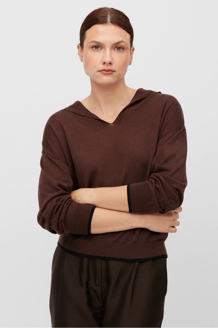 Schokoladenbraune Kapuzenbluse aus Lyocell und Kaschmir Schokoladenbraune Kapuzenbluse aus Lyocell und Kaschmir