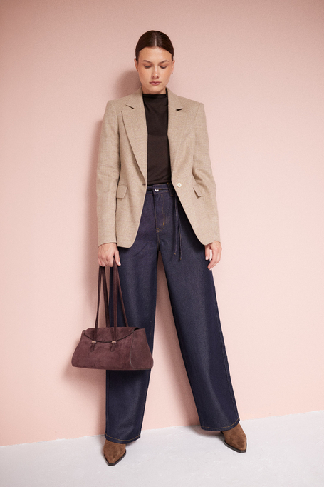 Dunkelblaue Jeans mit weitem Bein