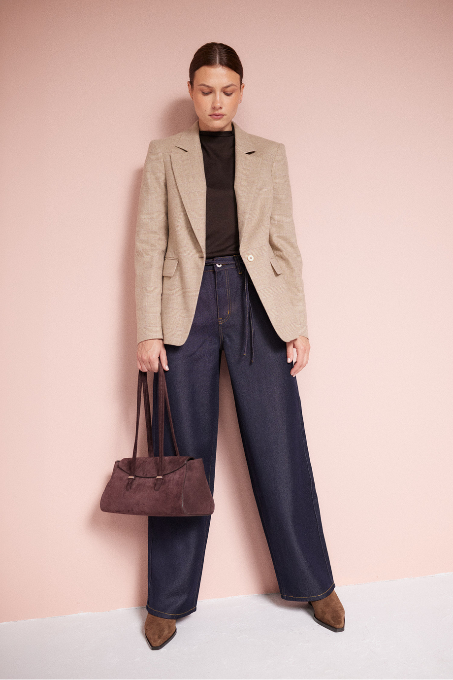 Dunkelblaue Jeans mit weitem Bein Dunkelblaue Jeans mit weitem Bein