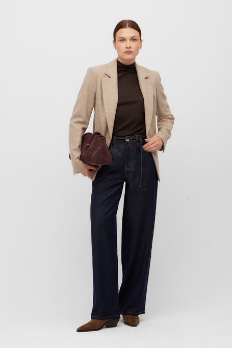 Dunkelblaue Jeans mit weitem Bein