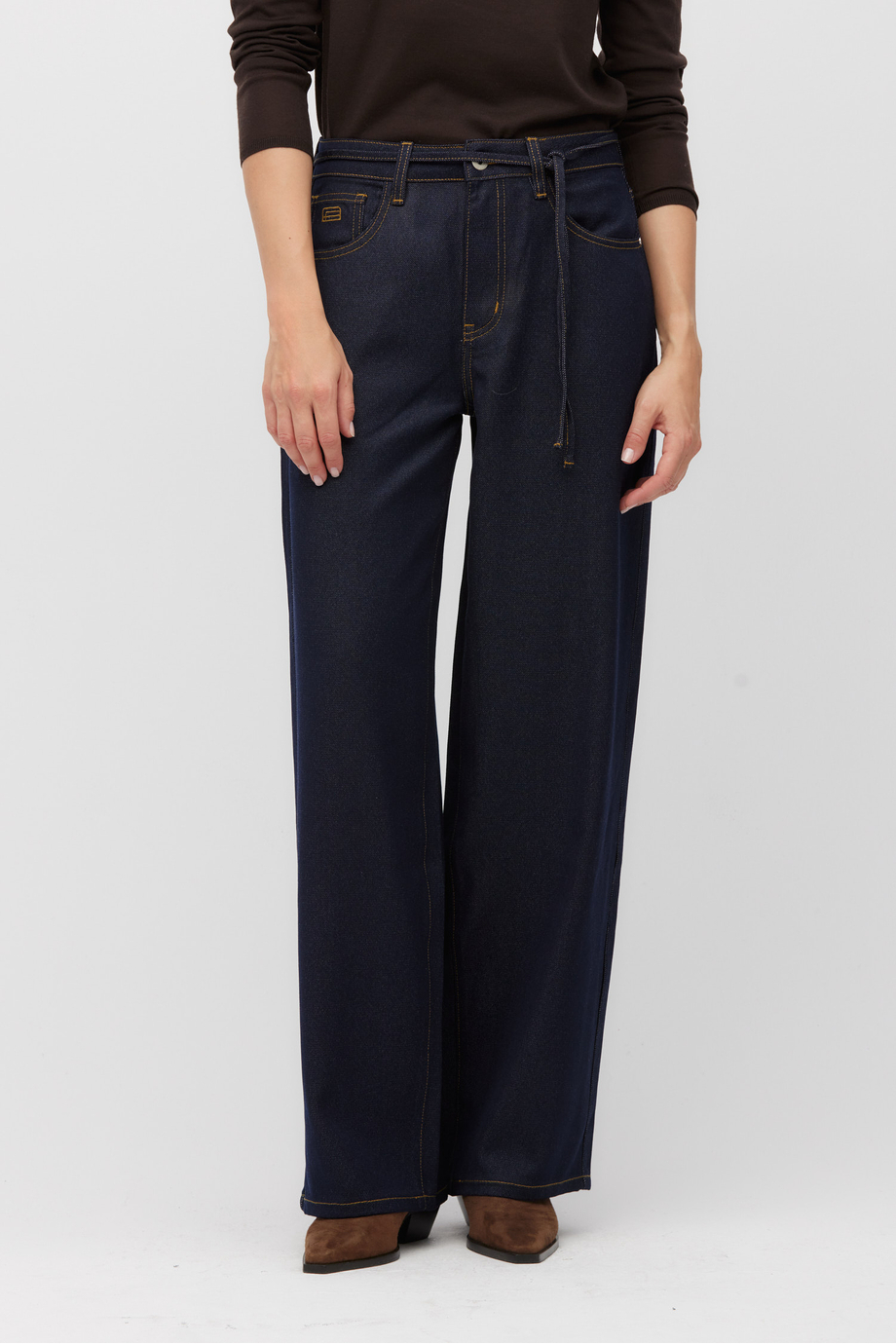 Dunkelblaue Jeans mit weitem Bein Dunkelblaue Jeans mit weitem Bein
