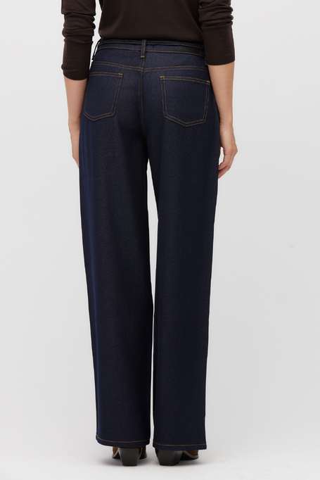 Dunkelblaue Jeans mit weitem Bein Dunkelblaue Jeans mit weitem Bein