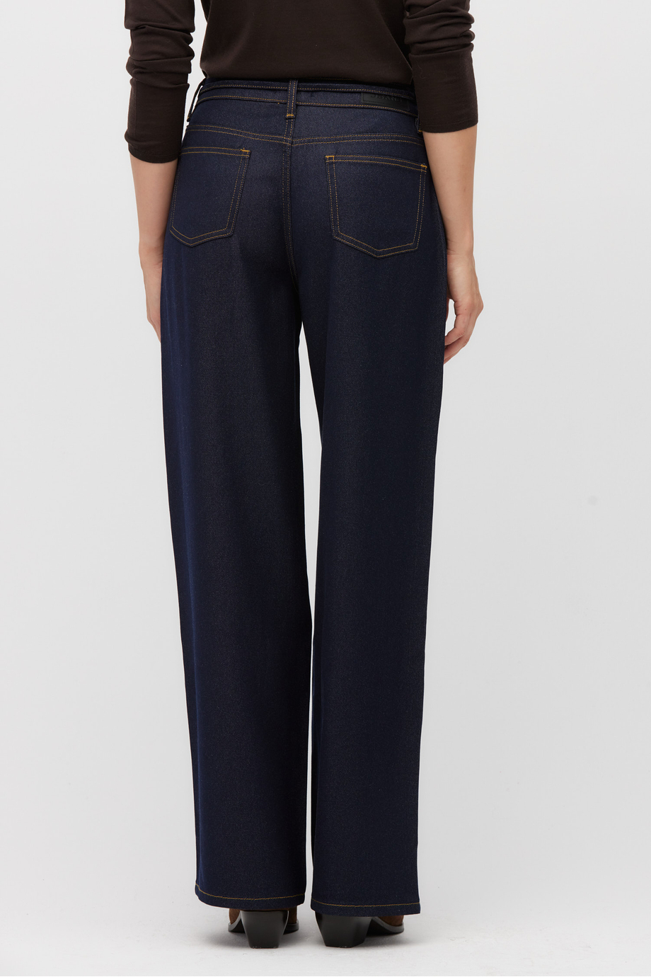 Dunkelblaue Jeans mit weitem Bein Dunkelblaue Jeans mit weitem Bein